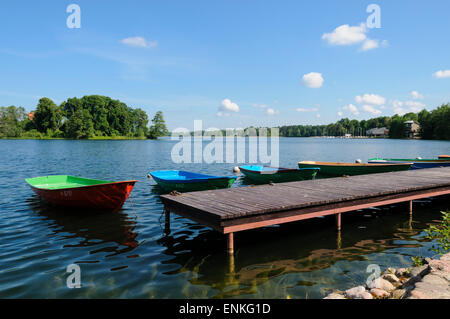 Barques colorés amarrés sur une jetée en bois sur le lac Galve à Trakai, Lituanie, Europe Banque D'Images
