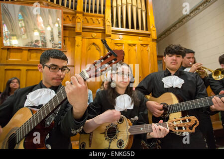 Detroit, Michigan - un mariachi band joue au cours de la messe du dimanche matin à l'Hôpital Sainte-Anne. Anne de Detroit Église catholique. Banque D'Images