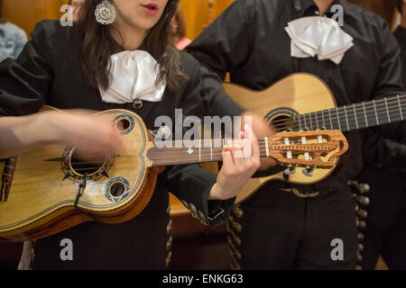 Detroit, Michigan - un mariachi band joue au cours de la messe du dimanche matin à l'Hôpital Sainte-Anne. Anne de Detroit Église catholique. Banque D'Images