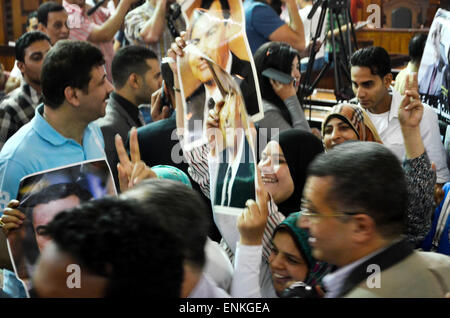 Le Caire, Égypte. 7 mai, 2015. Les partisans de l'Egypte, l'ancien président Hosni Moubarak montrent des portraits de lui à la Cour de cassation qui examine une poursuite recours contre une décision du tribunal inférieur qui a chuté de meurtre portées contre Hosni Moubarak, le 7 mai 2015. Un fonctionnaire de la cour a déclaré aux journalistes qu'une décision sera annoncée le 4 juin que les experts affirment qu'il pourrait décider de rejeter l'accusation ou d'appel d'ordonner un nouveau procès Crédit : Amr Sayed/APA/Images/fil ZUMA Alamy Live News Banque D'Images