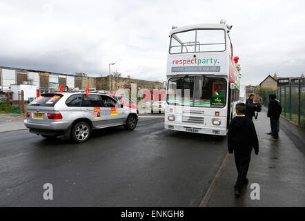 Bradford, West Yorkshire, Royaume-Uni. 7 mai, 2015. Élection générale de 2015, une partie du travail automobile passe le Respect Party bus. Credit : West Yorkshire Images/Alamy Live News Banque D'Images