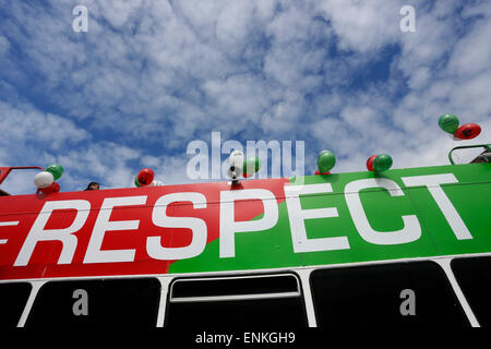 Bradford, West Yorkshire, Royaume-Uni. 7 mai, 2015. Élection générale de 2015, le Respect Party bus. Credit : West Yorkshire Images/Alamy Live News Banque D'Images