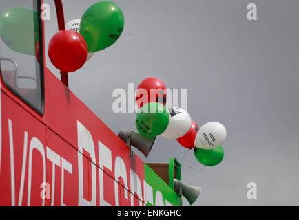 Bradford, West Yorkshire, Royaume-Uni. 7 mai, 2015. Élection générale de 2015, le Respect Party bus. Credit : West Yorkshire Images/Alamy Live News Banque D'Images