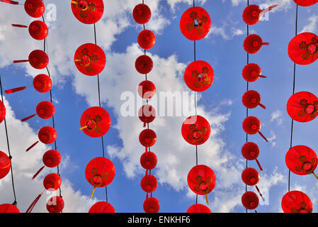 Rouge décoration lanternes chinoises contre le ciel bleu. Banque D'Images