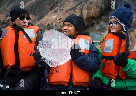 Les passagers de croisière safari s'efforcer de jouer avec une grosse glace à la terreur des gués, Endicott Arm, la Forêt Nationale Tongass, Alaska, USA Banque D'Images