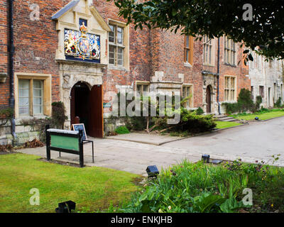 Blason de Charles I sur l'entrée de l'Université de Kings Manor York York Yorkshire Angleterre carrés d'exposition Banque D'Images