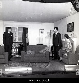 Historique, 1950, dramatics amateurs, trois acteurs, deux hommes et femmes sur scène agissant dans un ensemble d'un salon dans une maison, Angleterre, Royaume-Uni. Dans les jours qui ont précédé la télévision, le théâtre amateur était une activité populaire dans les communautés, en particulier pour ses aspects sociaux. Banque D'Images