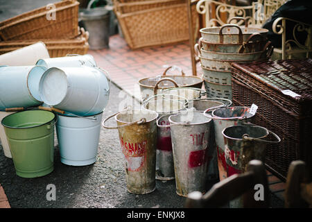 Seaux à vendre au marché des fermiers de Stroud, Stroud, Gloucestershire, Royaume-Uni Banque D'Images