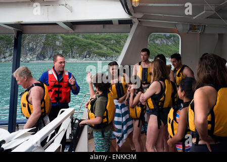 Les passagers de la croisière safari s'efforcer de prendre un plongeon polaire à Frederick Sound. Stephen's Passage. Petersberg. De l'Alaska. USA. Le Plongeon polaire a été offert ici dans la baie de l'intestin, ce matin à 9h45 et 11h00. Mais avec des températures douces et de l'eau relativement chaude (pour l'Alaska), la plupart de ceux qui ont participé à l'eau dit l'eau était en fait très rafraîchissant. J'ai presque fait le pas moi-même - mais se tenait sur le pont avec une tasse de café et regarda la place. Banque D'Images
