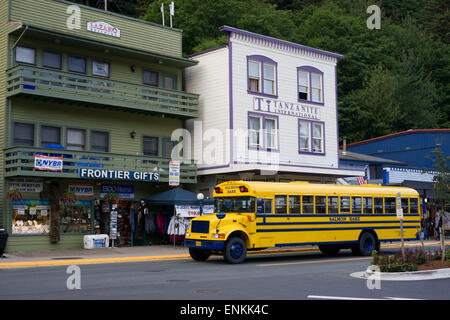 Cadeaux et frontière internationale Tanzanite diamants. Boutiques et magasins dans Diferents Juneau. South Franklin Street. Bus jaune Sal Banque D'Images