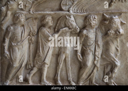 Ara Casali. Autel dédié par Tiberius Claudius Faventinus. Des scènes de la saga de Troie et la légende. Procession. 2e s. ap. Banque D'Images