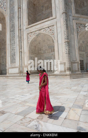 L'Inde, Agra, le Taj Mahal. Célèbre monument mémorial à la Reine Mumtaz Mahal, vers 1632. UNESCO World Heritage Site. Banque D'Images