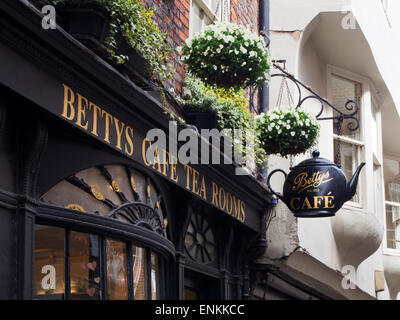 Affiche à l'extérieur de la théière thé Bettys sur chambres à York Yorkshire Angleterre Stonegate Banque D'Images