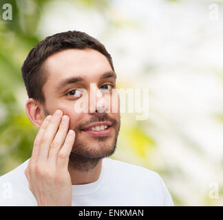 Beautiful smiling man son visage Banque D'Images