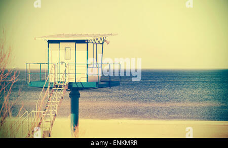 Retro style inter-processus d'un photo filtrée lifeguard tower sur une plage. Banque D'Images