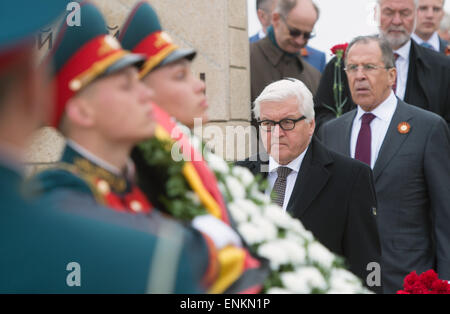 Volgograd, Russie. 07Th Mai, 2015. Le ministre allemand des Affaires étrangères Frank-Walter Steinmeier, avec son homologue Sergueï Lavrov (R), fixe une couronne au Cimetière de guerre allemand et russe près de Rossoshka Volgograd, Russie, 07 mai 2015. Les politiciens sont commémorant le 70e anniversaire de la fin de la Seconde Guerre mondiale en Europe dans l'ancienne Stalingrad. PHOTO : SOEREN STACHE/dpa/Alamy Live News Banque D'Images