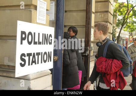 Londres, Royaume-Uni. 7 mai 2015. Londres, Royaume-Uni. 7 mai 2015. Les électeurs de Newham vu entrer dans ​The ​​Stratford l'Ancien hôtel de ville de vote.​ Crédit : David Mbiyu.​ Crédit : David Mbiyu/ Alamy Live News Banque D'Images