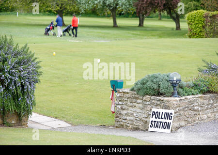 Chippenham, UK. 7e mai 2015. Élection générale : Chippenham Siège marginal. Un bureau de vote sur un terrain de golf à côté du 1er trou de Kingsdown. Le vote est en cours dans toute la circonscription qui est fortement contesté par le candidat conservateur. Credit : Wayne Farrell/Alamy Live News Banque D'Images