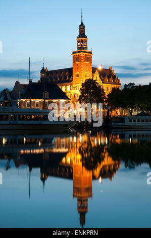 Vieille Ville avec guild hall, chambre de pesée et de bateau, crépuscule, Leer, Basse-Saxe, Allemagne Banque D'Images