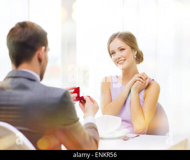 Heureux woman copain avec anneau Banque D'Images