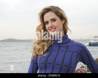 L'actrice allemande Wilma enceintes elles pose sur le Bosphore, Istanbul, Turquie, 4 avril 2015. L'actrice de Cologne est une star de la télévision en Turquie. Photo : Lena Klimkeit/dpa Banque D'Images