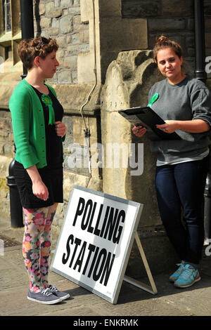 Bristol, Royaume-Uni. 7 mai, 2015. Carla Denyer (gauche) le candidat du Parti Vert pour l'est Clifton avec bureaux Coordinateur de District Sophia Harvey à l'église St Paul Chambres de scrutin dans Bristol West où les sondages indiquent une bataille entre les syndicats et les Verts. Credit : Jonny White/Alamy Live News Banque D'Images