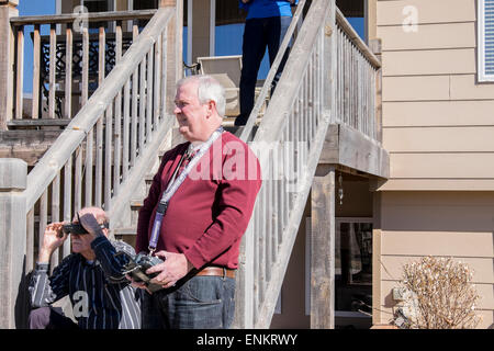 Un homme vole son quadcopter, tandis qu'un homme utilise des lunettes FatShark de visualiser la fuite. Wichita, Kansas, États-Unis. Banque D'Images