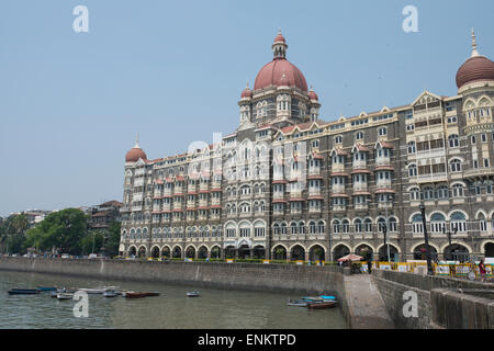 L'Inde, Mumbai (Bombay), zone portuaire, autour de la porte de l'Inde. Le monument Taj Mahal Hotel. Banque D'Images