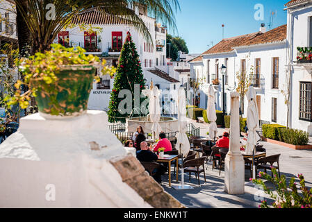 Les touristes assis dans un café avec terrasse sur la rue centrale de Mijas Banque D'Images