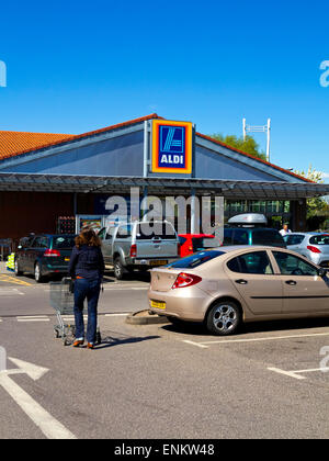 Parking à Aldi supermarché budget à Newark on Trent Nottinghamshire England UK Banque D'Images