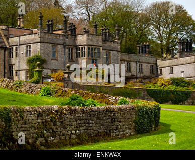 L'extérieur de l'hôtel de Tissington une demeure seigneuriale du 17ème siècle de style jacobéen dans village Tissington Derbyshire Peak District England UK Banque D'Images