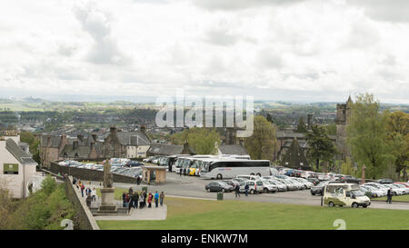 Esplanade du Château de Stirling, parking, statue de robert le Bruce et Stirling, vu de la vieille ville de Stirling Castle Banque D'Images