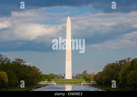 Sunlit Washington monument, vue depuis le Lincoln Memorial Banque D'Images