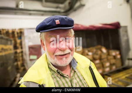 Francfort, Allemagne. Apr 17, 2015. Le domaine général de la service de la protection de l'état de Hesse, Hans-Juergen Hess, sourire alors qu'il est en tournée d'inspection à l'Perishable-Center à l'aéroport de Francfort, Allemagne, 17 avril 2015. Le Perishable-Center est le centre de production et de fleurs de partout dans le monde. Photo : Frank Rumpenhorst/dpa/Alamy Live News Banque D'Images