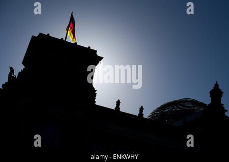 Un drapeau allemand est représenté sur le dessus du bâtiment du Reichstag à Berlin, Allemagne, 21 avril 2015. Photo : Lukas Schulze/dpa Banque D'Images