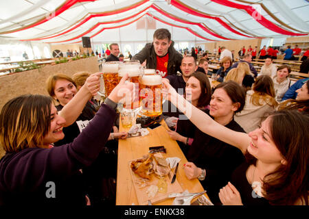 Prague, République tchèque. 7 mai, 2015. Le festival tchèque de la bière, qui durent jusqu'au 23 mai, à Prague, en République tchèque, le 7 mai 2015. Photo : CTK Vit Simanek/Photo/Alamy Live News Banque D'Images