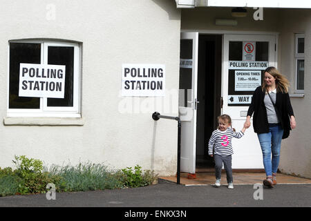 Chichester, Sussex, UK. 7 mai, 2015. Kelly Davis, une jeune mère avec sa fille de trois ans, Isabelle, photographié à un bureau de scrutin dans le coffre-fort conservateur siège de Chichester, jetant son vote à l'élection générale 2015. St Michaels Hall, Chichester, West Sussex, UK. 07/05/15 Crédit : Chloe Parker/Alamy Live News Banque D'Images