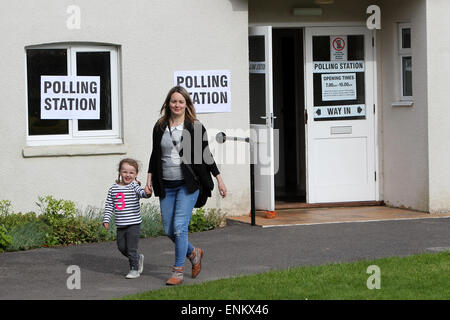 Chichester, Sussex, UK. 7 mai, 2015. Kelly Davis, une jeune mère avec sa fille de trois ans, Isabelle, photographié à un bureau de scrutin dans le coffre-fort conservateur siège de Chichester, jetant son vote à l'élection générale 2015. St Michaels Hall, Chichester, West Sussex, UK. 07/05/15 Crédit : Chloe Parker/Alamy Live News Banque D'Images