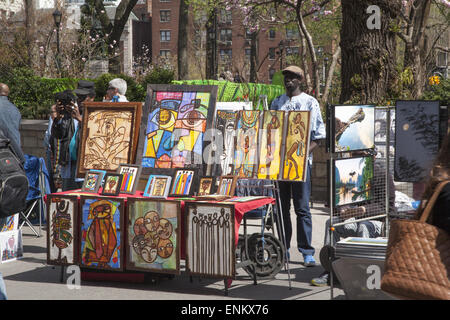 Les artistes vendent leurs oeuvres à la marché de l'art hebdomadaire le long de Union Square à Manhattan, New York. Banque D'Images