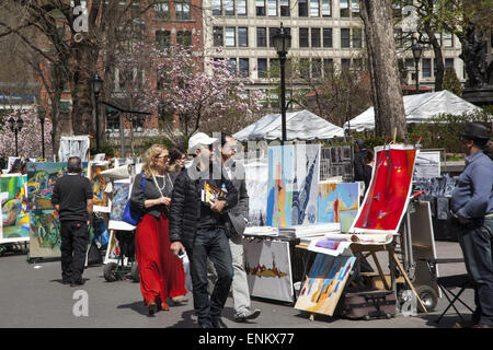 Les artistes vendent leurs oeuvres à la marché de l'art hebdomadaire le long de Union Square à Manhattan, New York. Banque D'Images