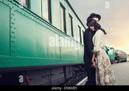 Quel beau couple de séparation sur railway station Banque D'Images