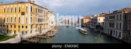 Vue panoramique sur la célèbre Grand Canal et basilique Santa Maria della Salute, communément connu simplement comme la Salute, à Venise, Itali Banque D'Images