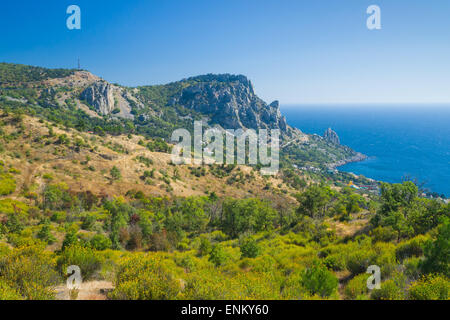 Vue sur la montagne Cat et Blue Bay, près de la ville de Castejón, côte de la mer Noire, en Crimée, Ukraine. Banque D'Images