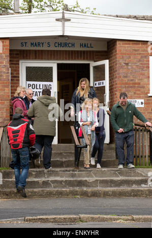 Les électeurs au bureau de vote dans la salle de l'église St Paul à Kings digne Winchester Hampshire England UK Banque D'Images