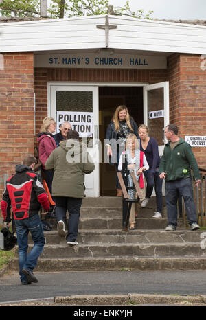 Les électeurs au bureau de vote dans la salle de l'église St Paul à Kings digne Winchester Hampshire England UK Banque D'Images