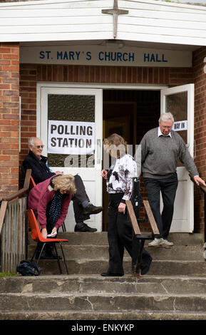 Les électeurs au bureau de vote dans la salle de l'église St Paul à Kings digne Winchester Hampshire England UK Banque D'Images