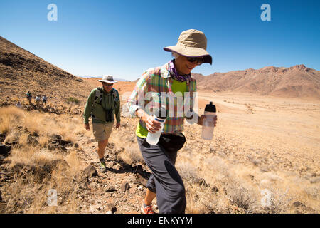 L'Afrique, la Namibie. Tok Tokkie Trails. Réhydratant femme. Banque D'Images