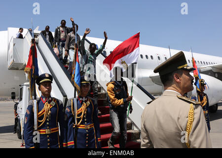 Le Caire, Égypte. 7 mai, 2015. Ethiopiens tenant un drapeau national égyptien à pied vers le bas, à partir d'un avion à l'Aéroport International du Caire au Caire, Égypte, le 7 mai 2015. Un groupe d'Éthiopiens libérés des ravisseurs militant islamique en Libye est arrivé au Caire jeudi, Nile TV signalés. © MENA/Xinhua/Alamy Live News Banque D'Images