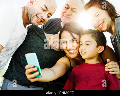 Une famille hispanique bénéficie de temps ensemble dans un parc de San Diego, CA. Banque D'Images