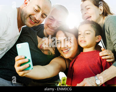 Une famille hispanique bénéficie de temps ensemble dans un parc de San Diego, CA. Banque D'Images
